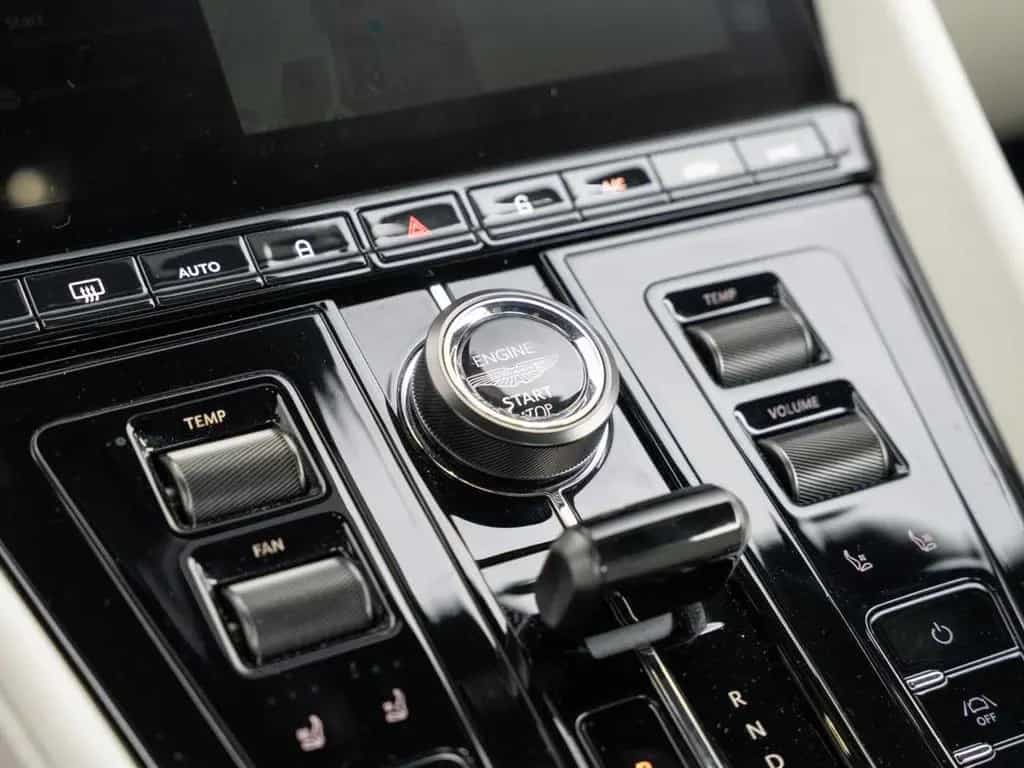 Aston Martin DB12 V8 Coupe 04/2024-photo-34