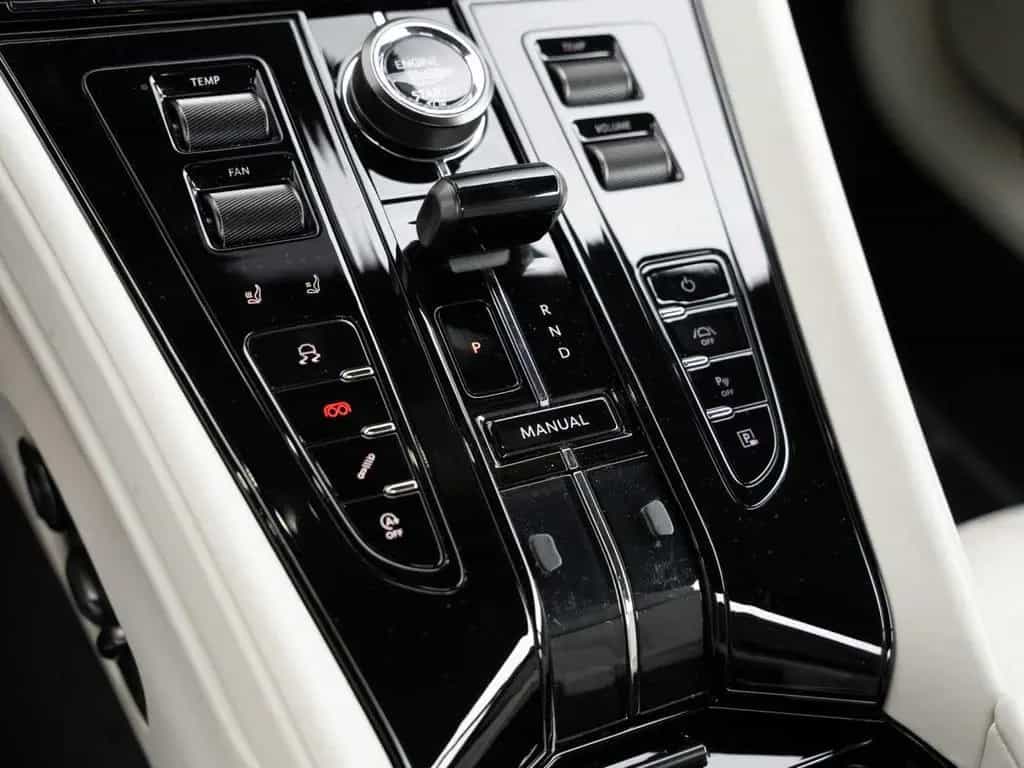 Aston Martin DB12 V8 Coupe 04/2024-photo-35