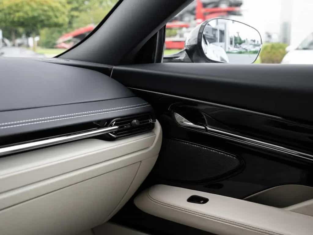 Aston Martin DB12 V8 Coupe 04/2024-photo-36