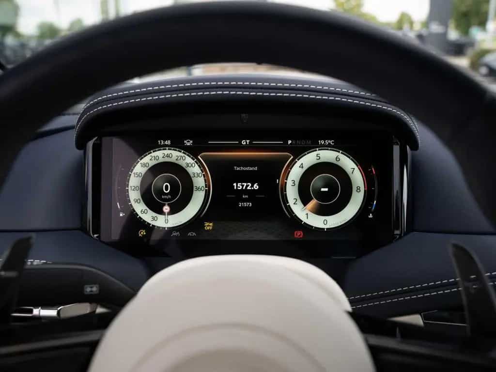 Aston Martin DB12 V8 Coupe 04/2024-photo-5