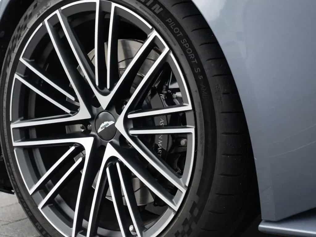 Aston Martin DB12 V8 Coupe 04/2024-photo-8