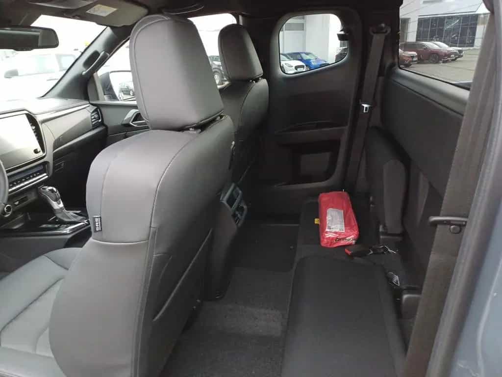 Isuzu D-Max Space Cab V-Cross A/T NEUES Modell null-photo-12