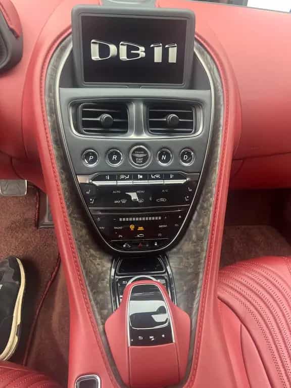 Aston Martin DB11 07/2017-photo-10