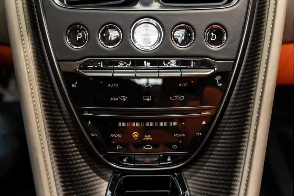 Aston Martin DBS 770 Ultimate Volante 1 of 199 Hermes interio 06/2024-photo-36
