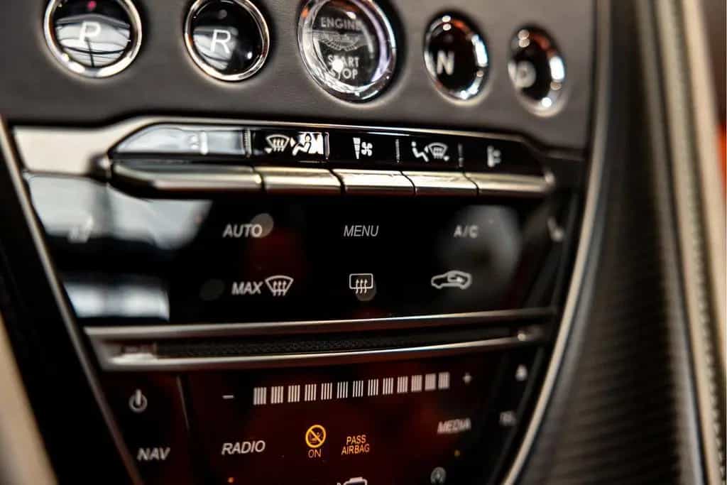 Aston Martin DBS 770 Ultimate Volante 1 of 199 Hermes interio 06/2024-photo-38