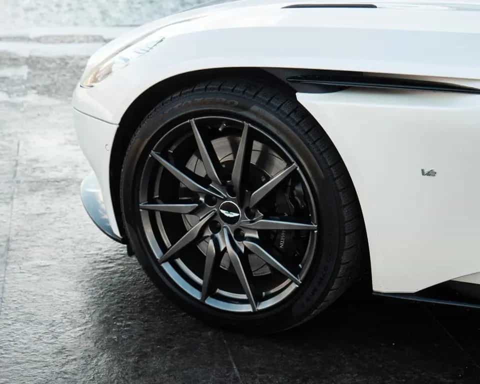 Aston Martin DB11 5.2 V12 Coupé*FIRST EDITION*AMR KIT 12/2016-photo-4