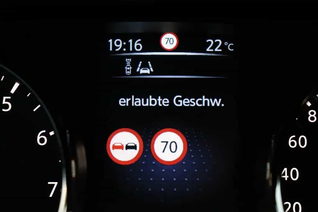 Nissan Qashqai 1.6DIGT TEKNA*LEDER*VOLL-LED*KAMERA*NAVI 04/2017-photo-12