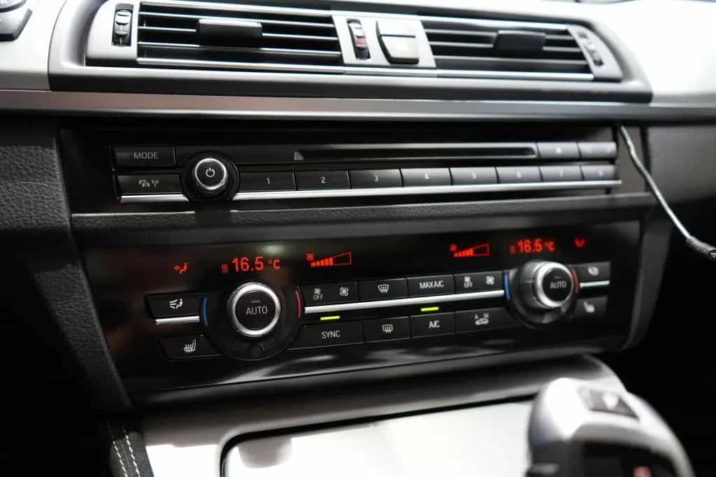 BMW 5 Series 11/2016-photo-17