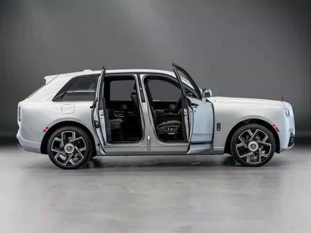 Rolls-Royce Cullinan ROLLS-ROYCE Cullinan 2025 Rolls-Royce Black Badg 08/2025-photo-4