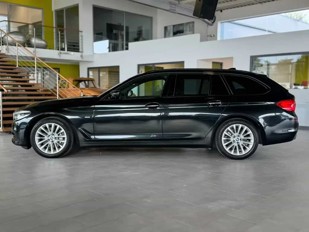 BMW 530 d xDrive Sport Line*Pano*Luft*HuD*DisplayKey* 09/2017-photo-1
