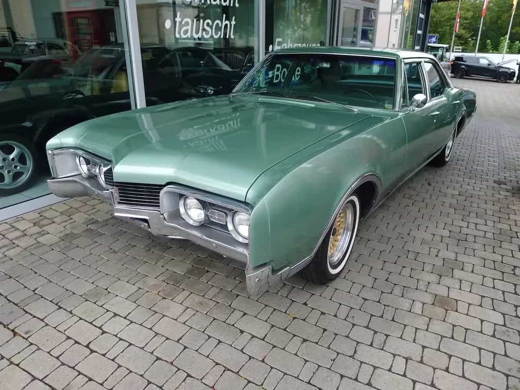 Oldsmobile Delta 88 4-door Sedan 02/1967-photo-2