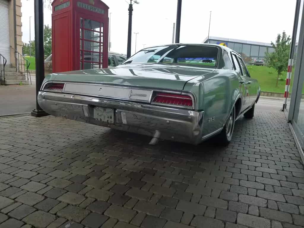 Oldsmobile Delta 88 4-door Sedan 02/1967-photo-5