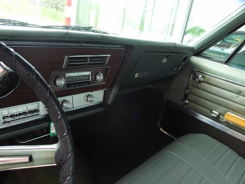 Oldsmobile Delta 88 4-door Sedan 02/1967-photo-9