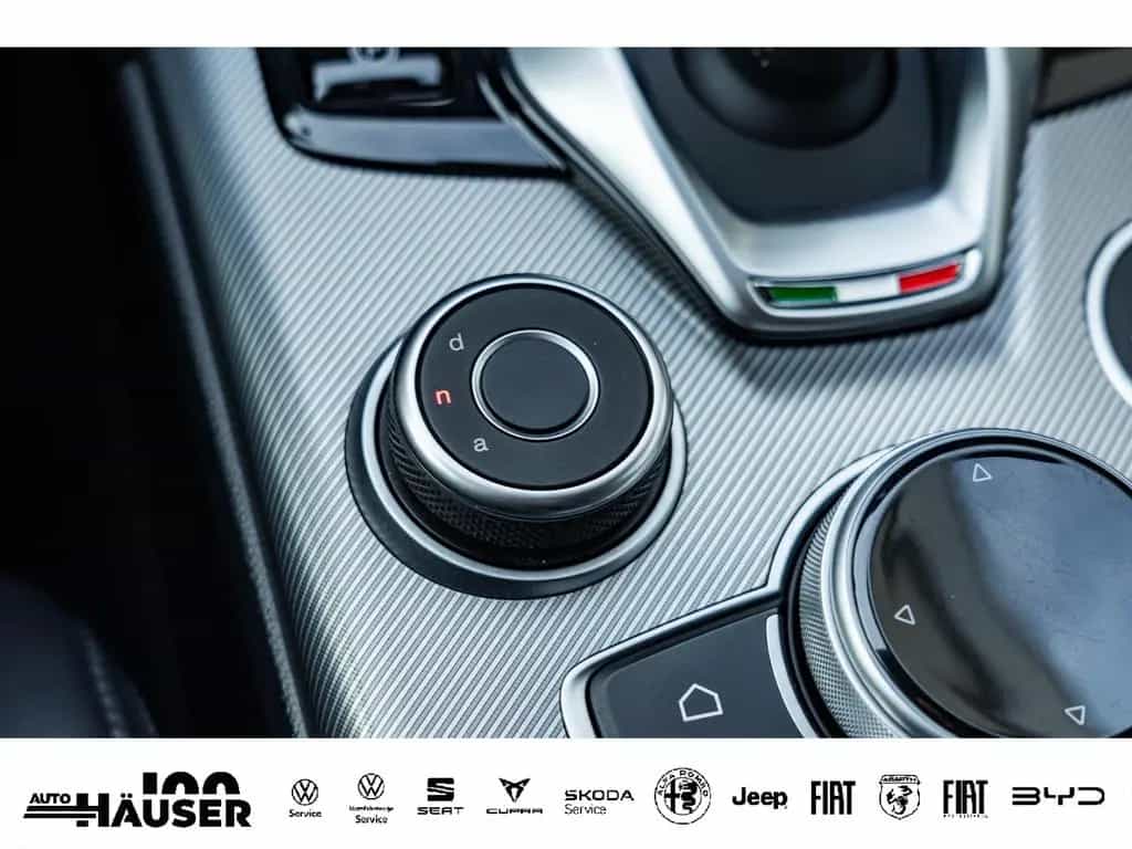 Alfa Romeo Giulia Veloce 2.0 Turbo AT8 Q4 AHK ASSISTENZ BI- 09/2022-photo-23