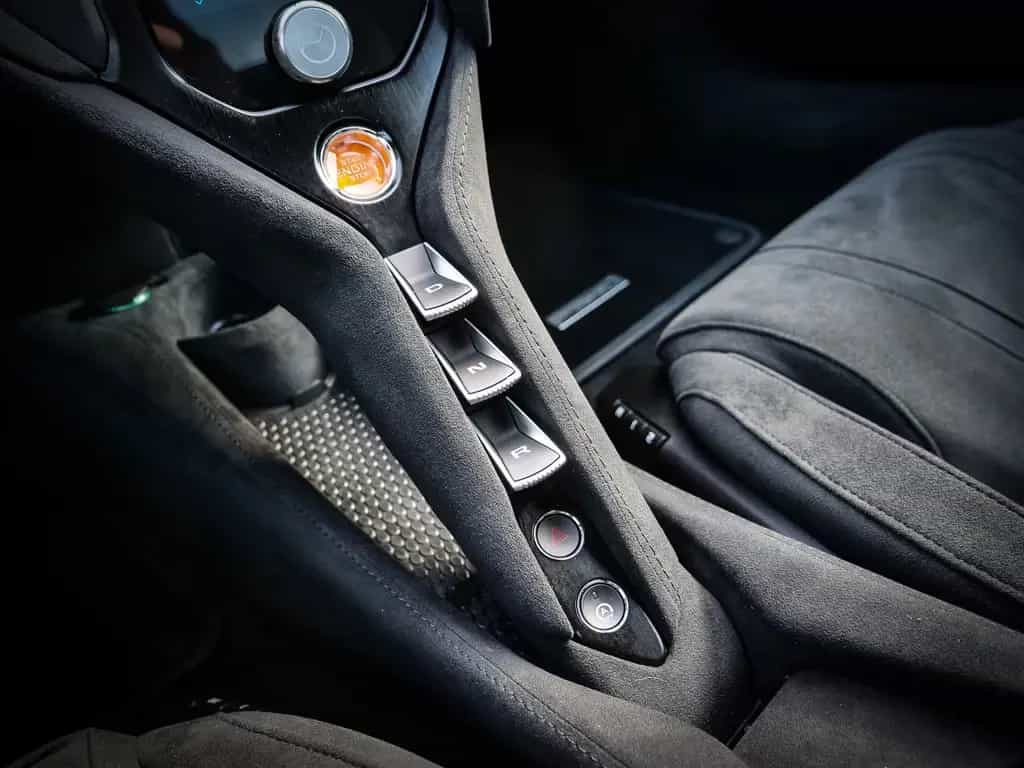 McLaren 750S Coupé Flux Green, Bowers and Wilkins Sound 04/2025-photo-21