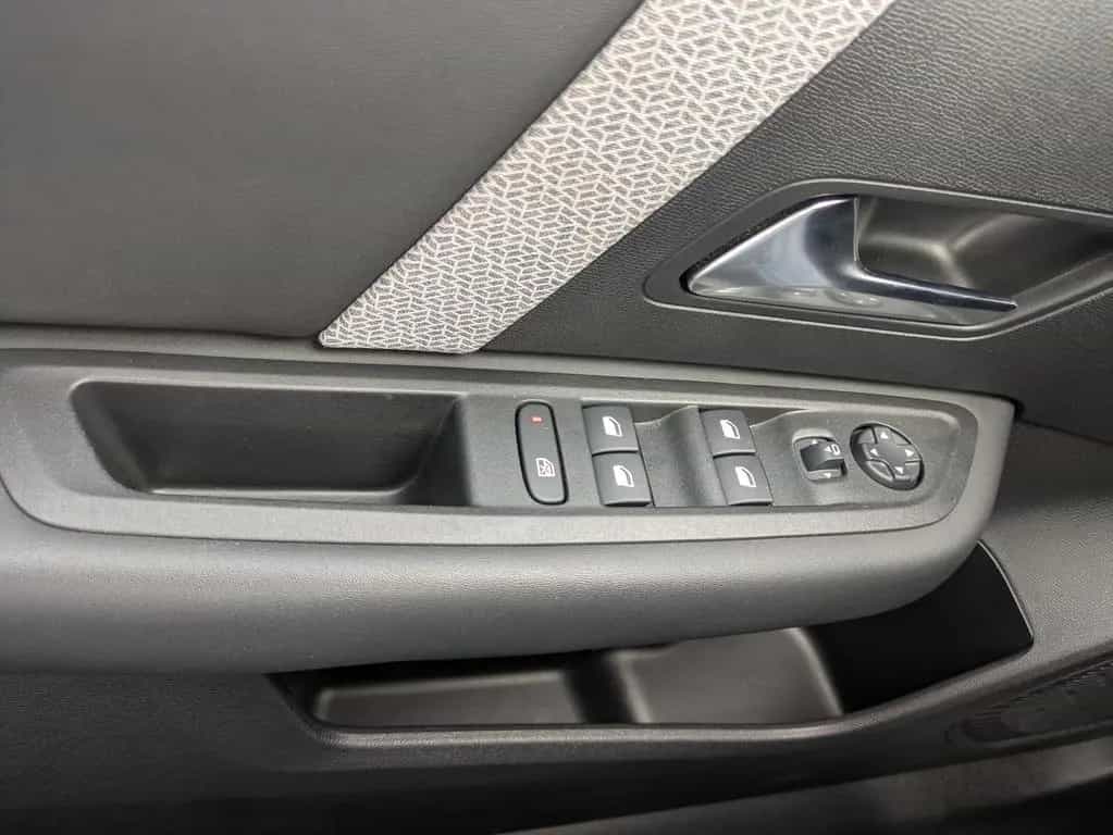 Citroën C4 Shine 1.2 12V e-THP / PureTech Metallic 08/2021-photo-9