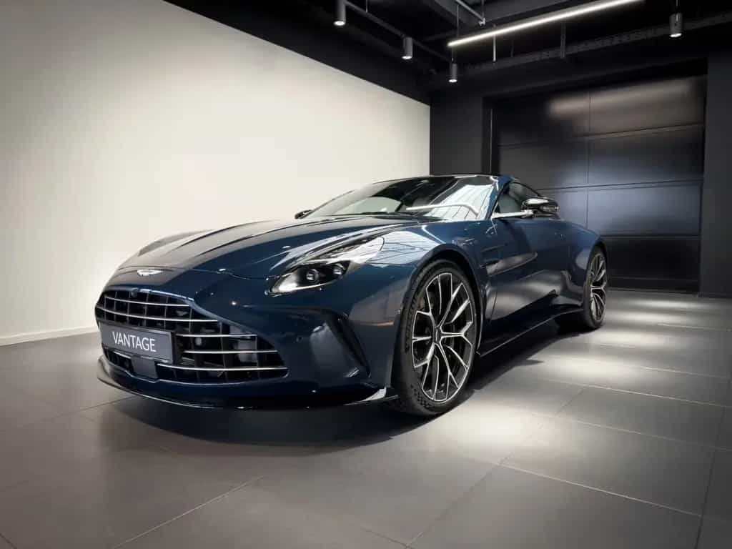 Aston Martin V8 Vantage Vantage Coupé - Q Seychelles Blue - B&W null-photo-0