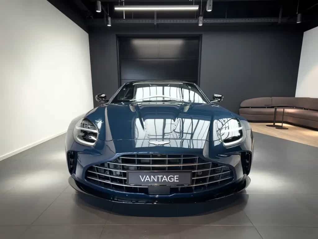 Aston Martin V8 Vantage Vantage Coupé - Q Seychelles Blue - B&W null-photo-1