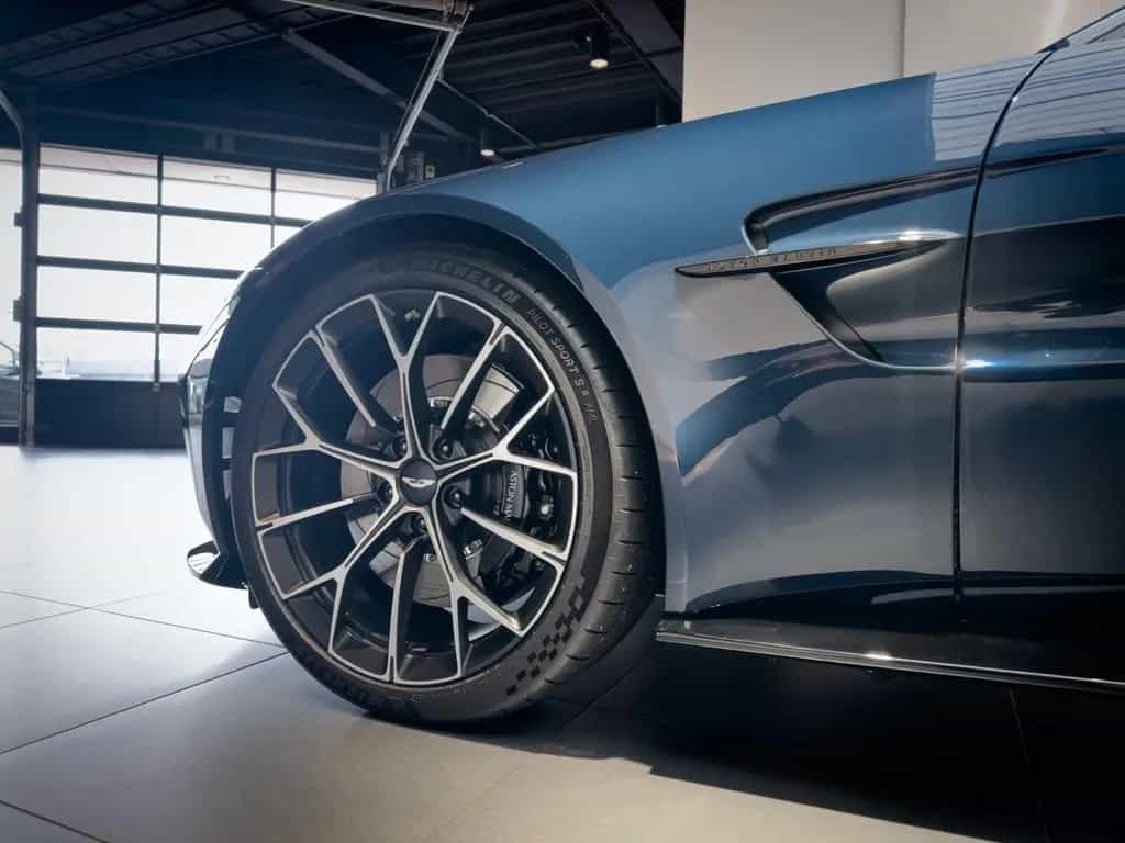 Aston Martin V8 Vantage Vantage Coupé - Q Seychelles Blue - B&W null-photo-19