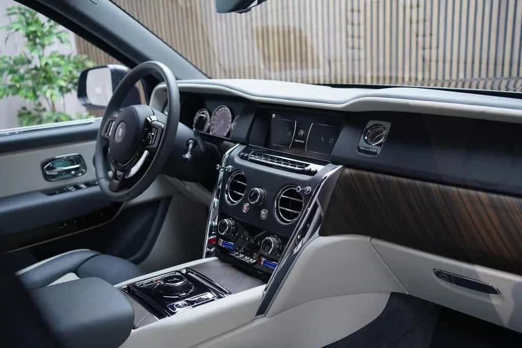 Rolls-Royce Cullinan | TV | 4-Seats | NightV | 22Z | Fridge 02/2021-photo-1