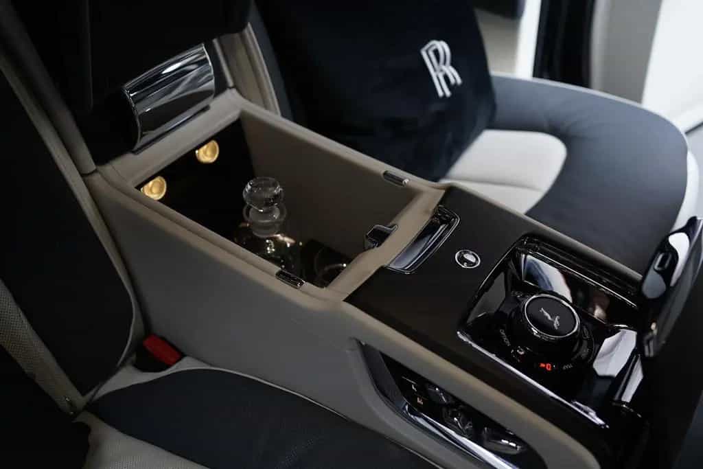 Rolls-Royce Cullinan | TV | 4-Seats | NightV | 22Z | Fridge 02/2021-photo-19
