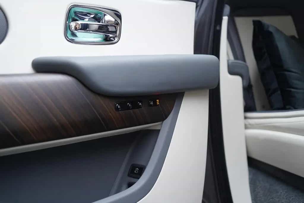 Rolls-Royce Cullinan | TV | 4-Seats | NightV | 22Z | Fridge 02/2021-photo-22