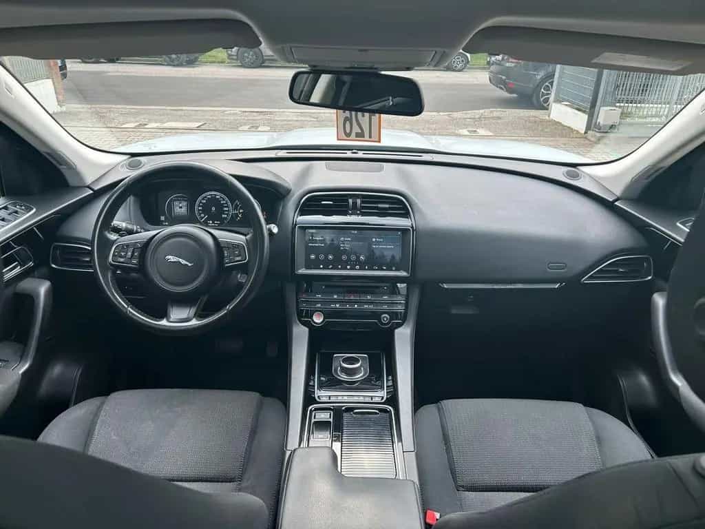 Jaguar F-Pace 2.0 D 180 CV AWD aut. Prestige 01/2018-photo-10