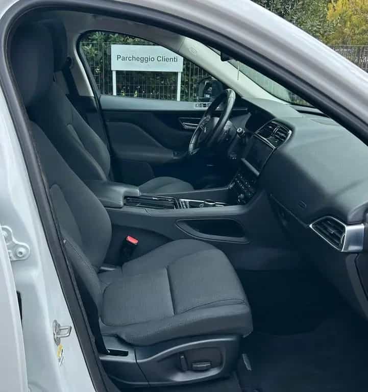 Jaguar F-Pace 2.0 D 180 CV AWD aut. Prestige 01/2018-photo-9