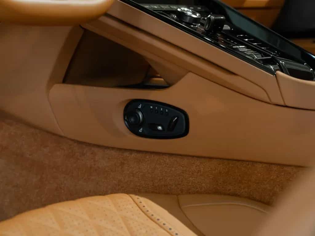 Aston Martin DB12 Volante Aston Martin Hamburg 09/2024-photo-28