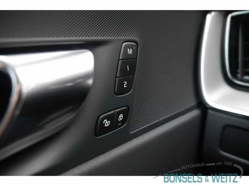 Volvo XC60 Plus Dark 2WD Diesel EU6d B4 AUTOMATIK AHK 12/2022-photo-10