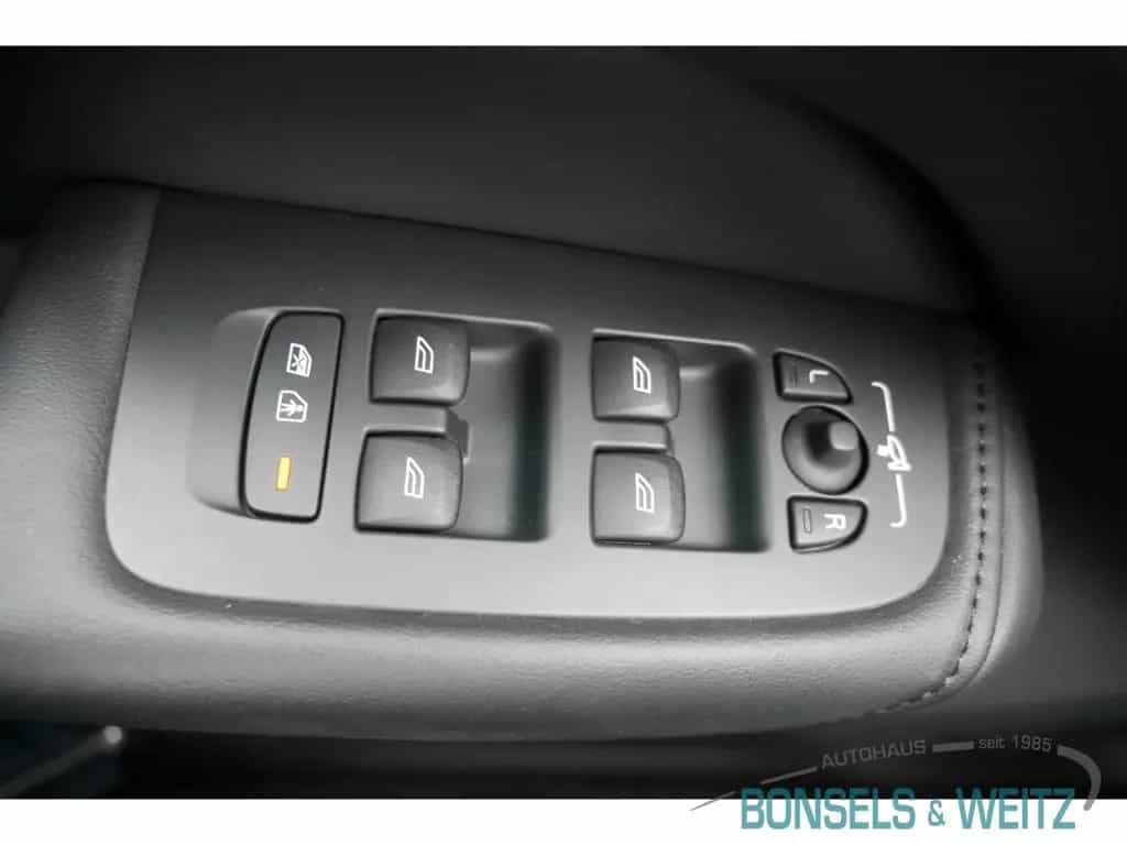 Volvo XC60 Plus Dark 2WD Diesel EU6d B4 AUTOMATIK AHK 12/2022-photo-11