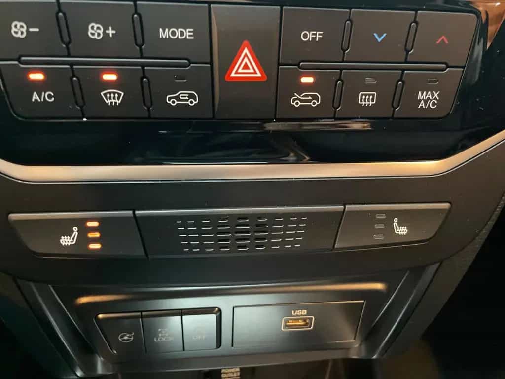 KGM Tivoli Essential 6/MT AWD 4x4 null-photo-4
