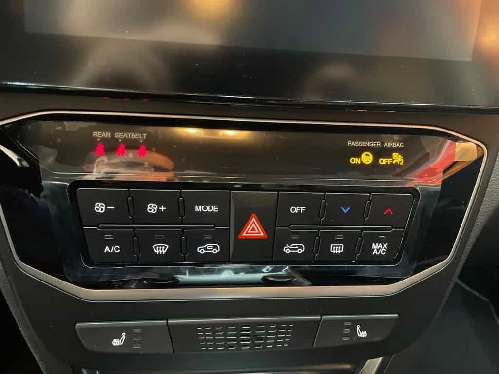 KGM Tivoli Essential 6/MT AWD 4x4 null-photo-35