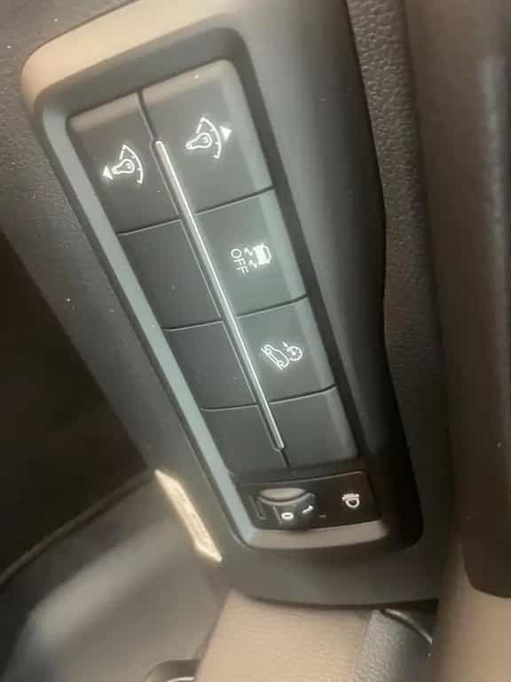 KGM Tivoli Essential 6/MT AWD 4x4 null-photo-37