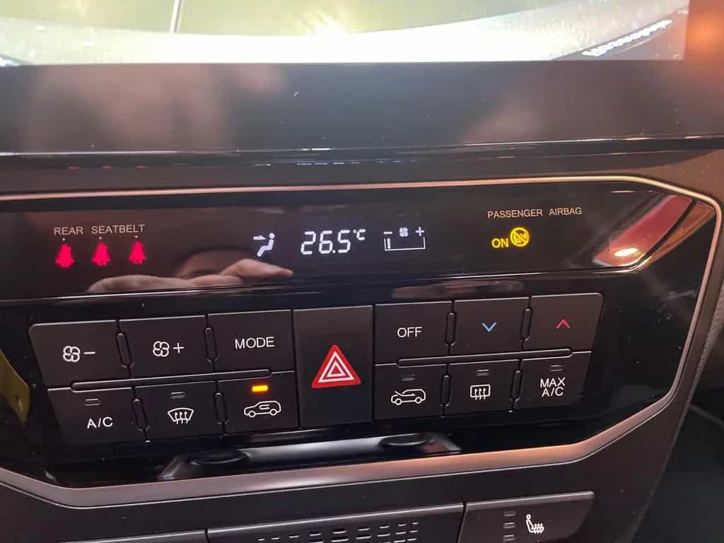KGM Tivoli Essential 6/MT AWD 4x4 null-photo-15