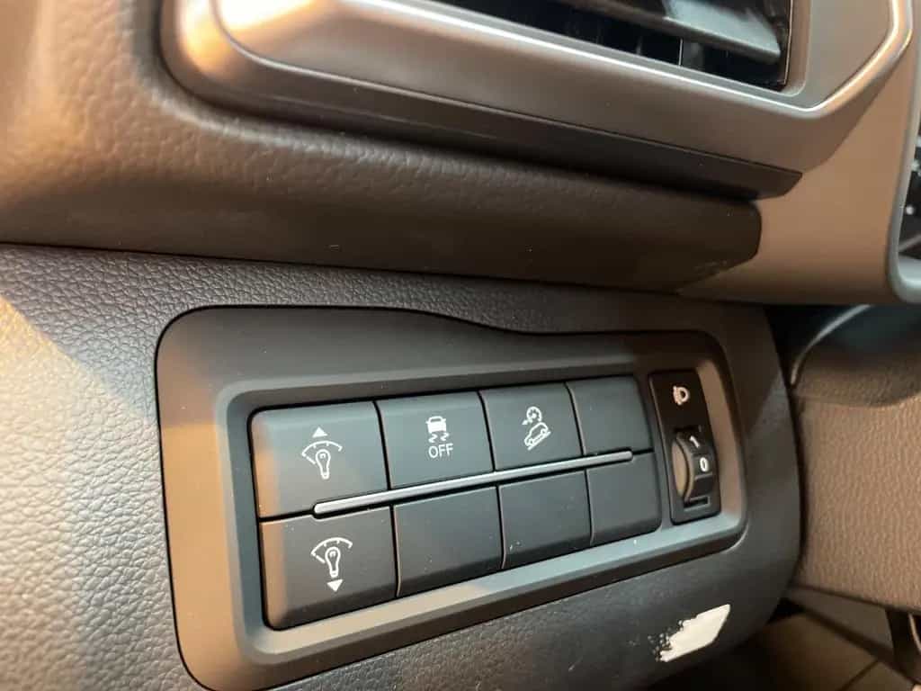 KGM Tivoli Essential 6/MT AWD 4x4 null-photo-3