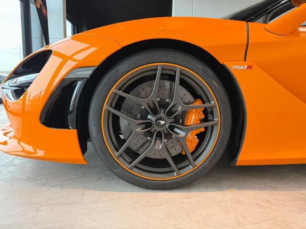 McLaren 750S - Spider - MSO Papaya Spark - B&W - Lift 05/2025-photo-10