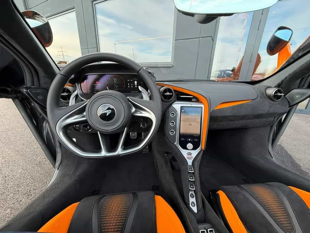 McLaren 750S - Spider - MSO Papaya Spark - B&W - Lift 05/2025-photo-16