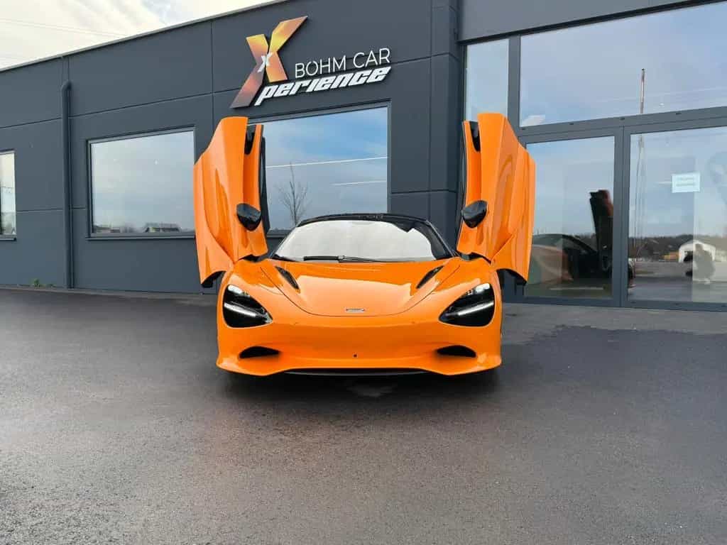 McLaren 750S - Spider - MSO Papaya Spark - B&W - Lift 05/2025-photo-3
