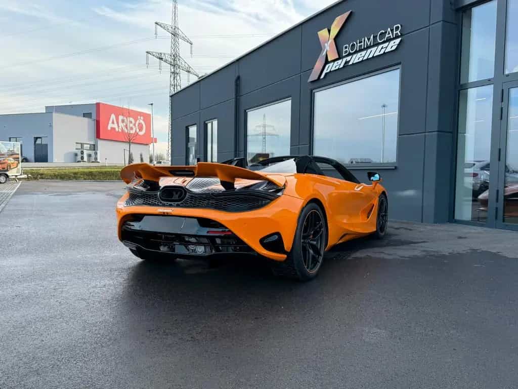 McLaren 750S - Spider - MSO Papaya Spark - B&W - Lift 05/2025-photo-4