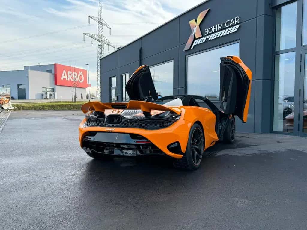 McLaren 750S - Spider - MSO Papaya Spark - B&W - Lift 05/2025-photo-5