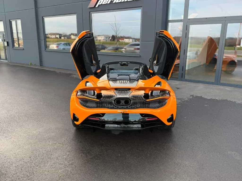McLaren 750S - Spider - MSO Papaya Spark - B&W - Lift 05/2025-photo-7