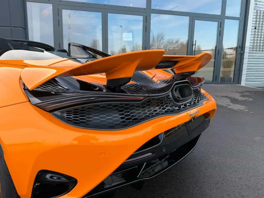 McLaren 750S - Spider - MSO Papaya Spark - B&W - Lift 05/2025-photo-9