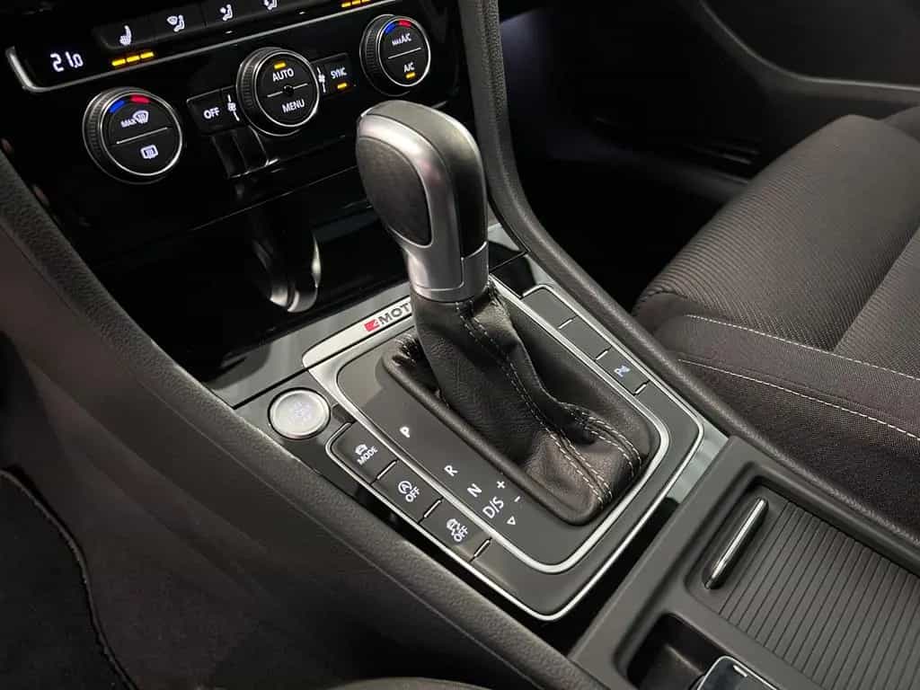 Volkswagen Golf 2.0TSI DSG 4MOTION R DCC KEYLESS DIGITAL 02/2019-photo-24