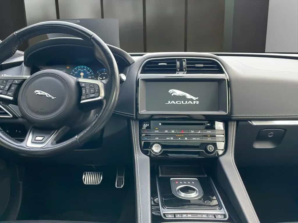 Jaguar F-Pace 30d S LED NAVI PANO LEDER ACC KAMERA 20" 03/2018-photo-13