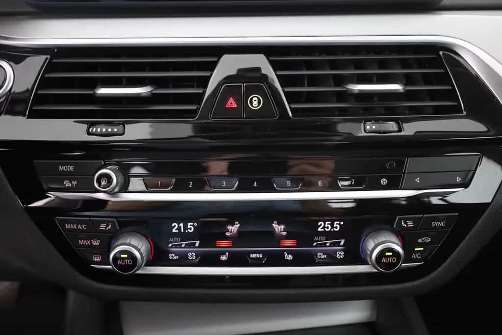 BMW 520 d Touring Aut. LED Navi ACC Leder Sportsitze 08/2022-photo-11