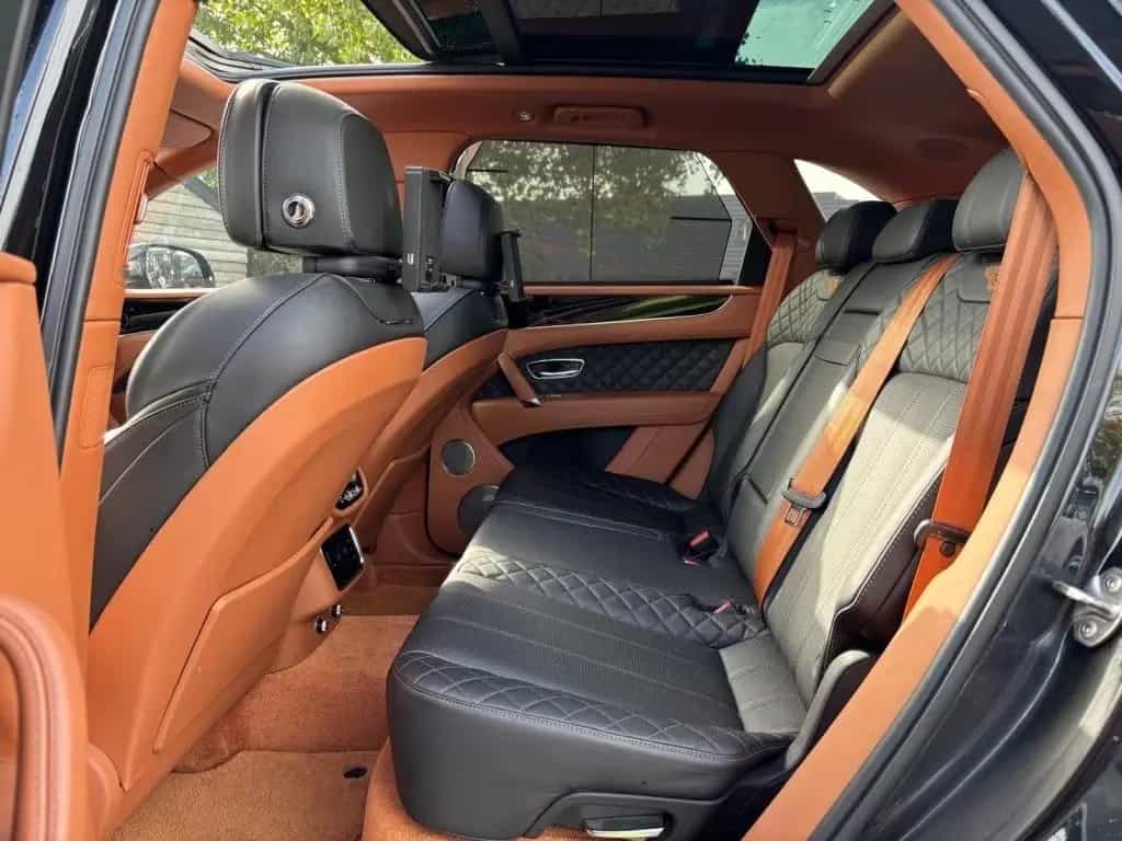 Bentley Bentayga 6.0 W12 Mulliner 2018 Zwart Carbon Akra 05/2018-photo-19