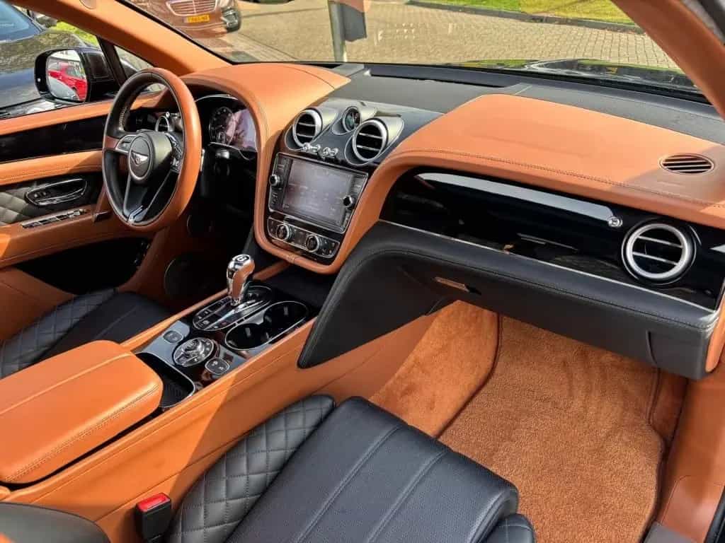 Bentley Bentayga 6.0 W12 Mulliner 2018 Zwart Carbon Akra 05/2018-photo-21