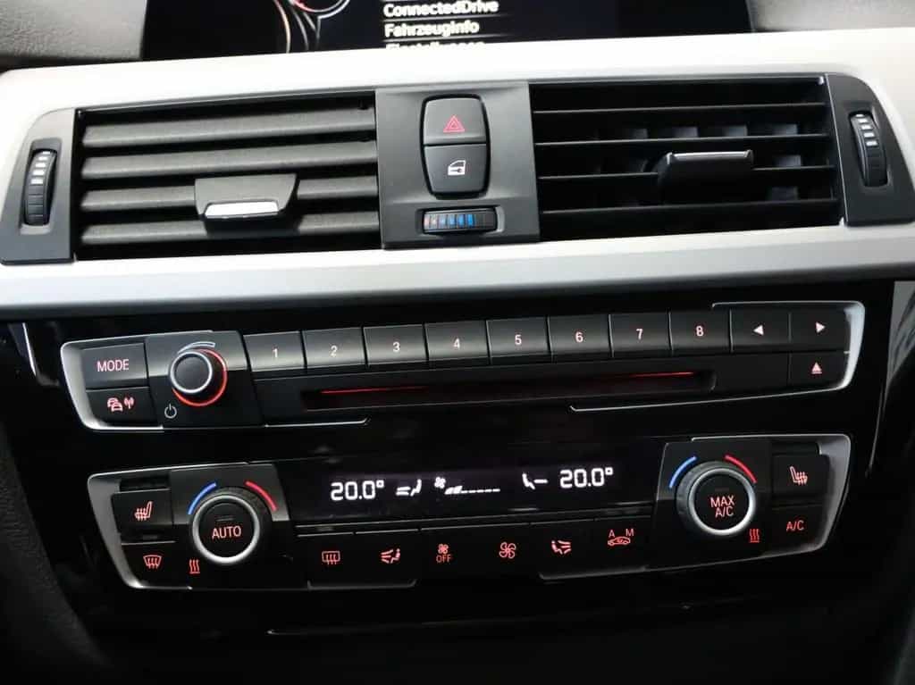 BMW 3 Series 318 Advantage LED SH 09/2017-photo-15