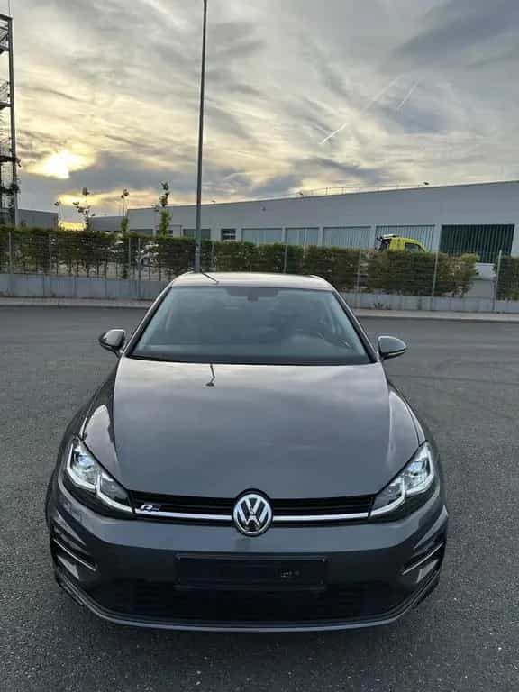 Volkswagen Golf VII 1.5 TSI Highline R-LINE LED TÜV NEU 07/2019-photo-0